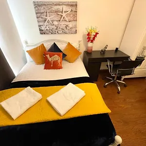  Apartment Stratford Luxury House: Spacious Garden Retreat Near Westfield United Kingdom